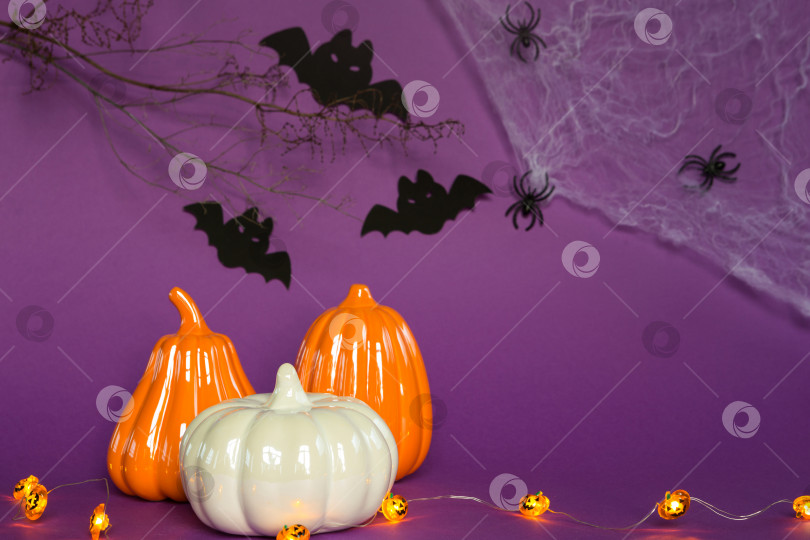Скачать Хэллоуин фоны из белых, оранжевых и золотых тыкв, пауков и черных летучих мышей на фиолетовом фоне с паутиной и ужасными пейзажами. Ужас и страшный праздник с копировальным пространством фотосток Ozero