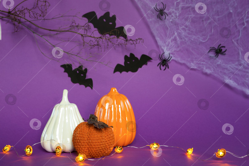 Скачать Хэллоуин-фоны из белых, оранжевых и золотых тыкв, пауков и черных летучих мышей на фиолетовом фоне с паутиной и ужасными пейзажами. Ужас и страшный праздник с копировальным пространством фотосток Ozero