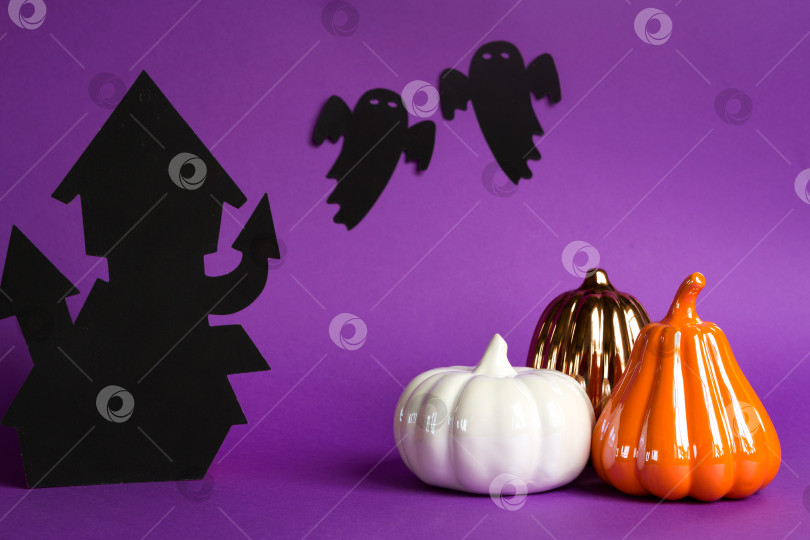 Скачать Хэллоуин фоны из белых, оранжевых и золотых тыкв, пауков и черного призрака на фиолетовом фоне с паутиной и ужасными пейзажами. Ужас и страшный праздник с копировальным пространством фотосток Ozero