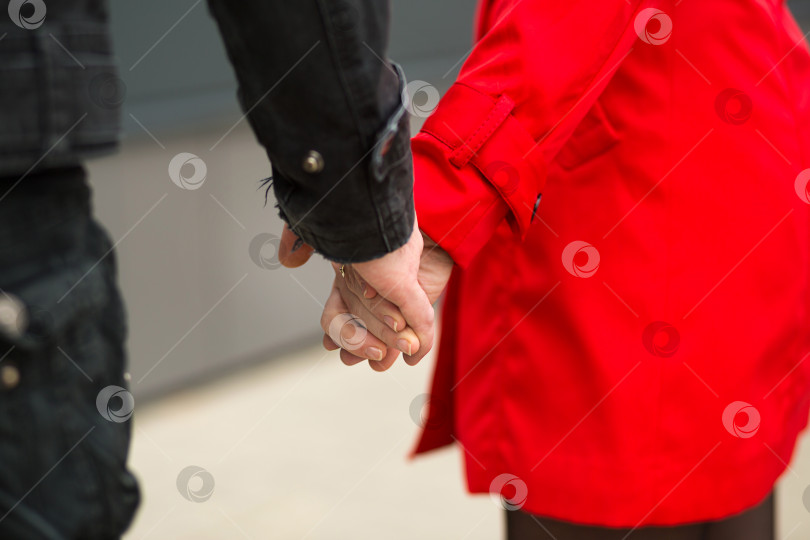 Скачать Мужчина и женщина держатся за руки в знак любви и поддержки, вместе и навсегда - руки крупным планом. Отношения, влюбленная пара, свидание, День святого Валентина. фотосток Ozero