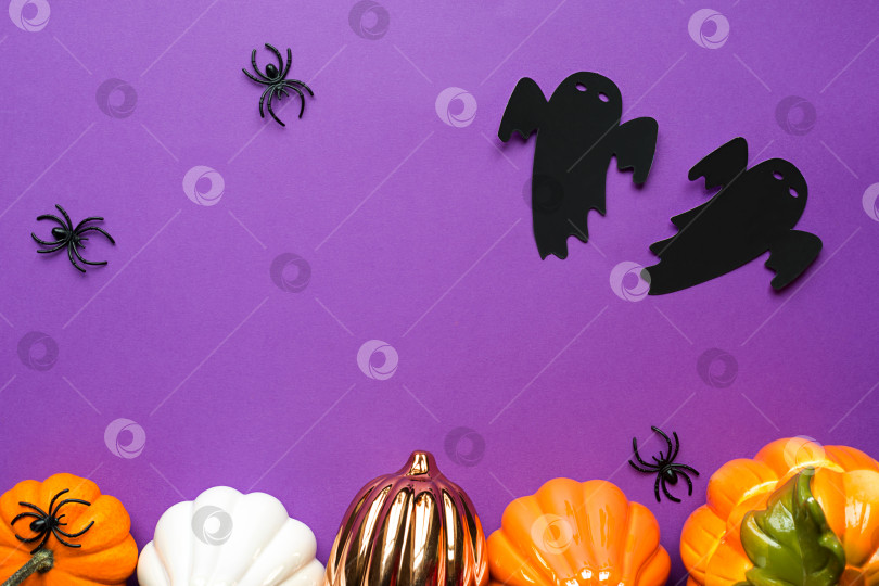 Скачать Хэллоуин-фоны из белых, оранжевых и золотых тыкв, пауков и черного призрака на фиолетовом фоне с паутиной и ужасными пейзажами. Ужас и страшный праздник с копировальным пространством фотосток Ozero