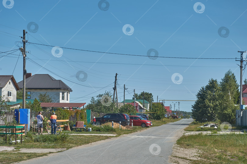 Скачать Жители современной деревни летом на деревенской улице фотосток Ozero