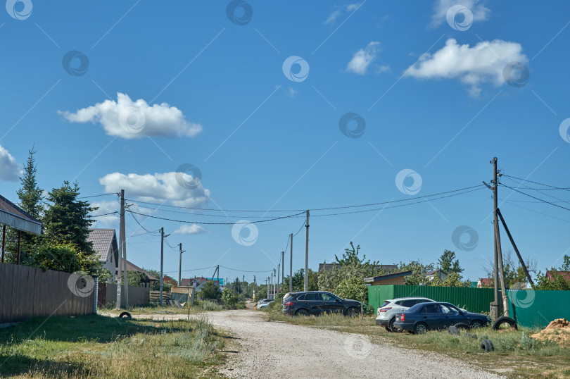 Скачать Летний пейзаж современной деревни на фоне неба с облаками фотосток Ozero