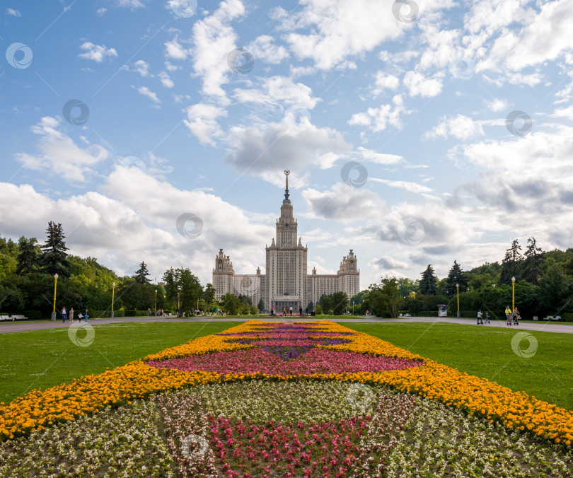 Скачать Москва, Россия - 23 июля 2023: Главное здание Московского государственного университета имени М.В. Ломоносова (МГУ). Сталинская высотка на Воробьевых горах, Москва фотосток Ozero