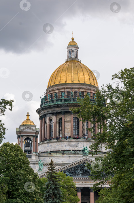 Скачать Санкт-Петербург, Россия - 25 июля 2023: Вид на Исаакиевский собор фотосток Ozero