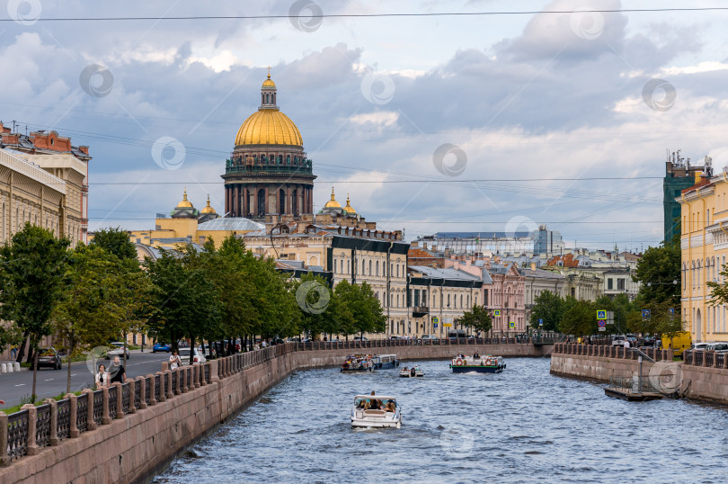 Скачать Санкт-Петербург, Россия - 25 июля 2023: Вид на Исаакиевский собор с набережной реки Мойки фотосток Ozero