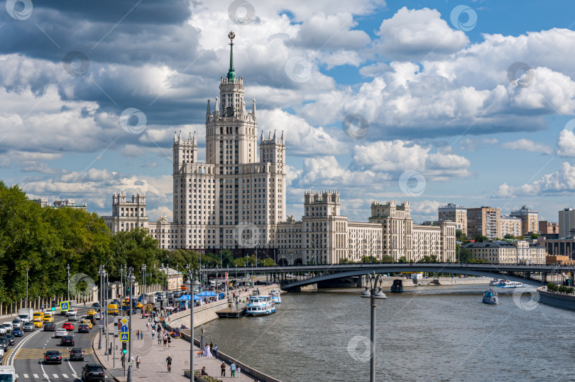 Скачать Москва, Россия - 21 июля 2023: Вид на жилой дом на Котельнической набережной, Москва. Сталинская высотка на Котельнической набережной фотосток Ozero