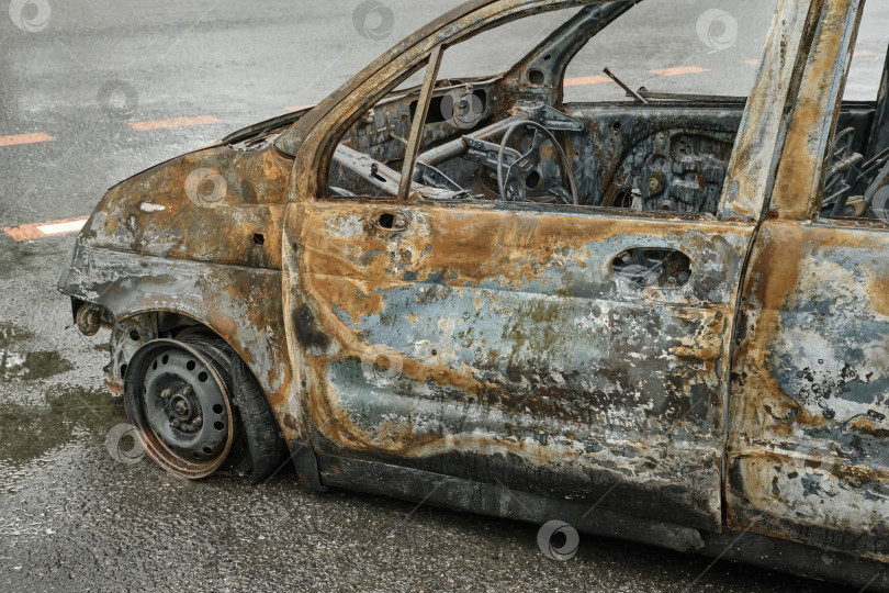 Скачать Остов сгоревшей машины. фотосток Ozero
