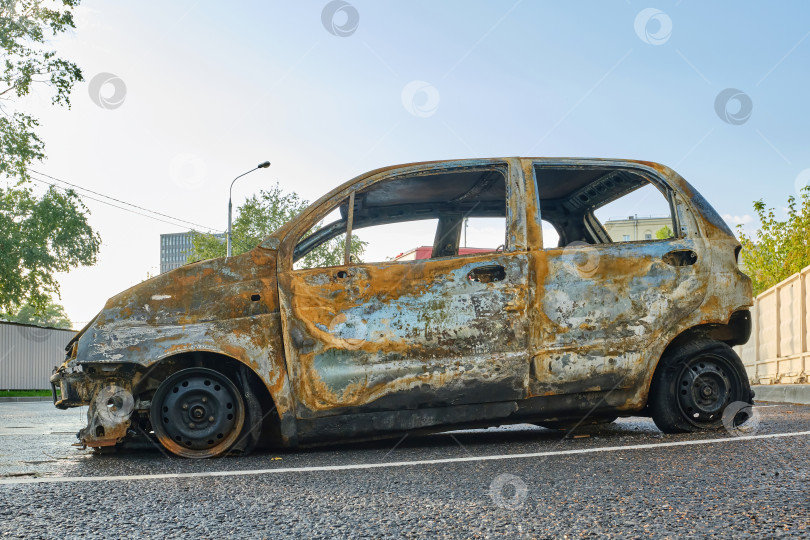 Скачать Сгоревший автомобиль на улице. фотосток Ozero