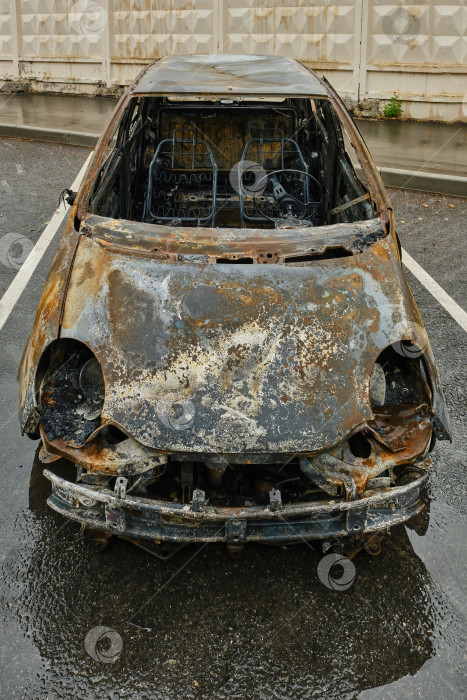 Скачать Сгоревший автомобиль на стоянке. фотосток Ozero