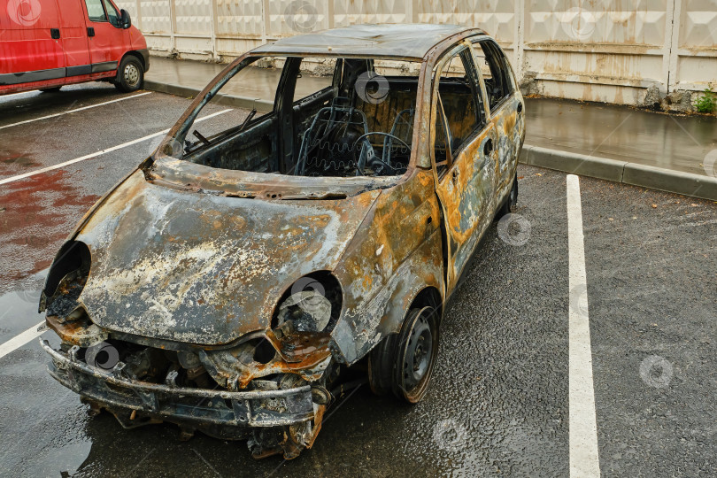 Скачать Сгоревший автомобиль на улице. фотосток Ozero