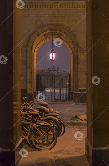 Скачать Велосипеды, оставленные на стоянке на всю зиму фотосток Ozero