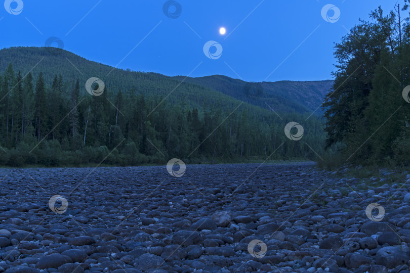 Скачать Сухое каменистое русло реки в лунном свете. фотосток Ozero