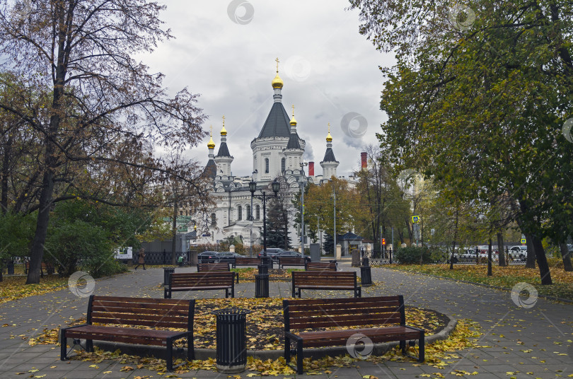 Скачать Вид из парка на православную церковь. Москва. фотосток Ozero