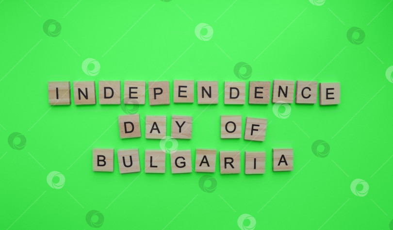 Скачать 22 сентября, День независимости Болгарии, минималистичный баннер с надписью деревянными буквами фотосток Ozero