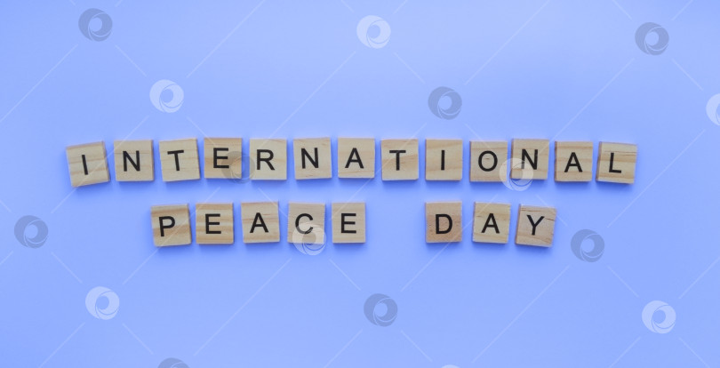 Скачать 21 сентября, Международный день мира, International Peace Day, минималистичный баннер с надписью деревянными буквами фотосток Ozero