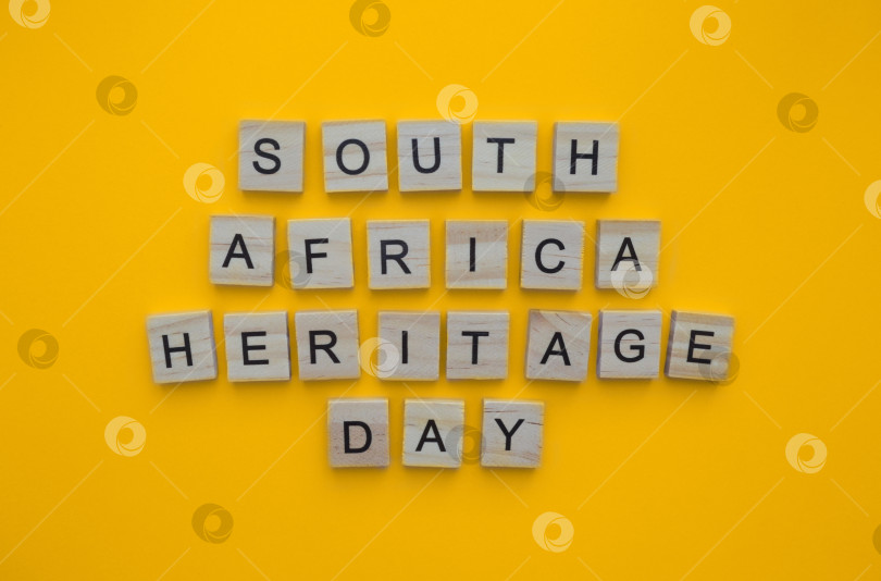 Скачать 24 сентября, День наследия в Южной Африке, минималистичный баннер с надписью деревянными буквами фотосток Ozero