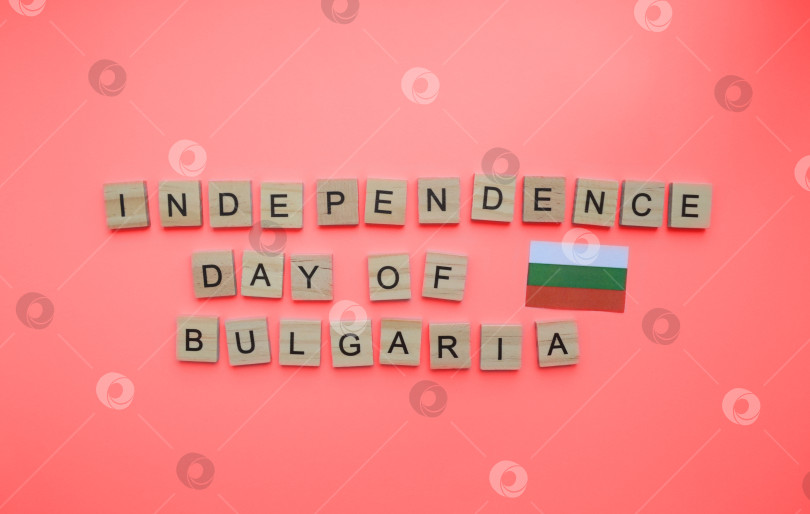 Скачать 22 сентября, День независимости Болгарии, флаг Болгарии, минималистичный баннер с надписью деревянными буквами на красном фоне фотосток Ozero