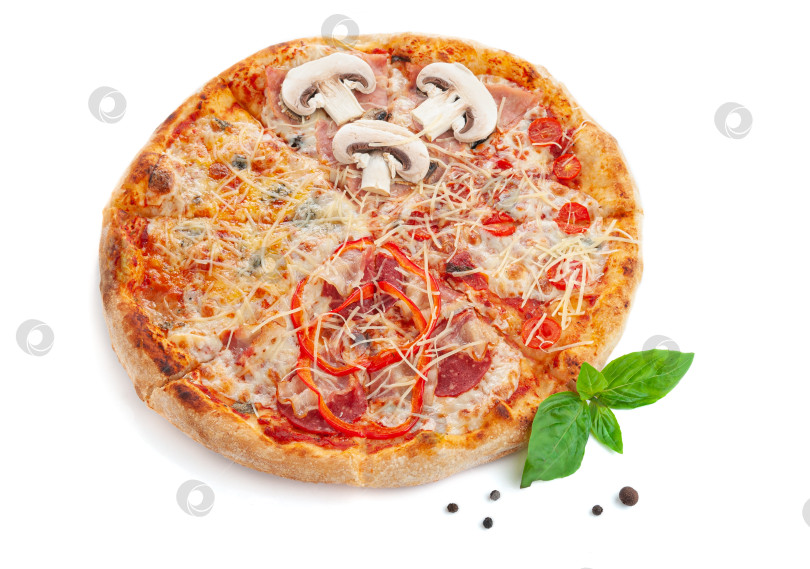 Скачать Пицца четырех вкусов с грибами, сыром, беконом и вегетарианская. На деревянной доске. Украшен базиликом и специями. Вид сверху. Белый фон. фотосток Ozero