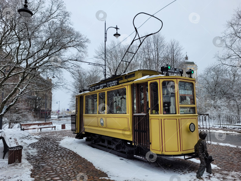 Скачать Ретро-трамвай в зимнем Выборге. Городской зимний пейзаж фотосток Ozero