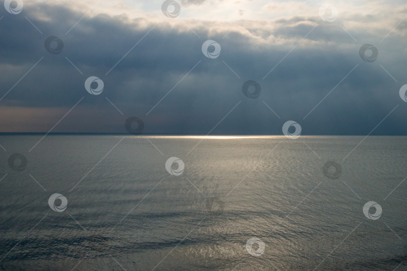 Скачать Спокойный вечерний морской пейзаж в голубых тонах фотосток Ozero