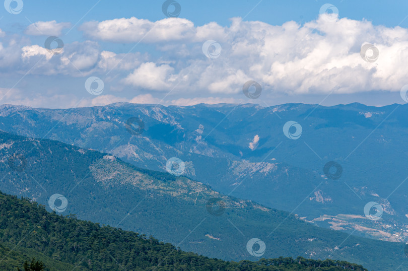 Скачать Крымские горы в районе Ялты. Горный пейзаж фотосток Ozero