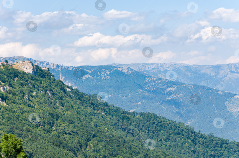 Скачать Крымские горы в районе Ялты. Горный пейзаж фотосток Ozero