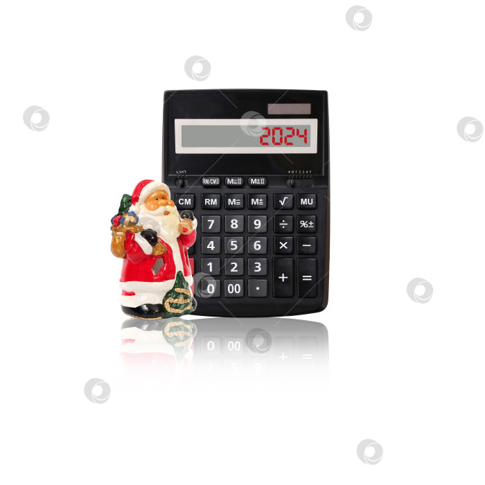 Скачать Черный калькулятор с красными цифрами, выделенными на белом фоне (рождественская композиция с Санта-Клаусом 2024) фотосток Ozero