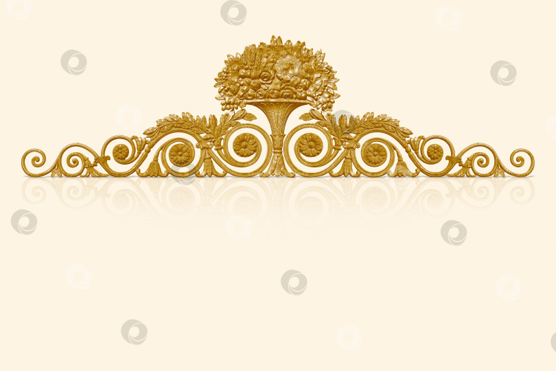 Скачать Золотистый цветочный декоративный элемент, выделенный на белом фоне. Элемент дизайна с контуром отсечения фотосток Ozero