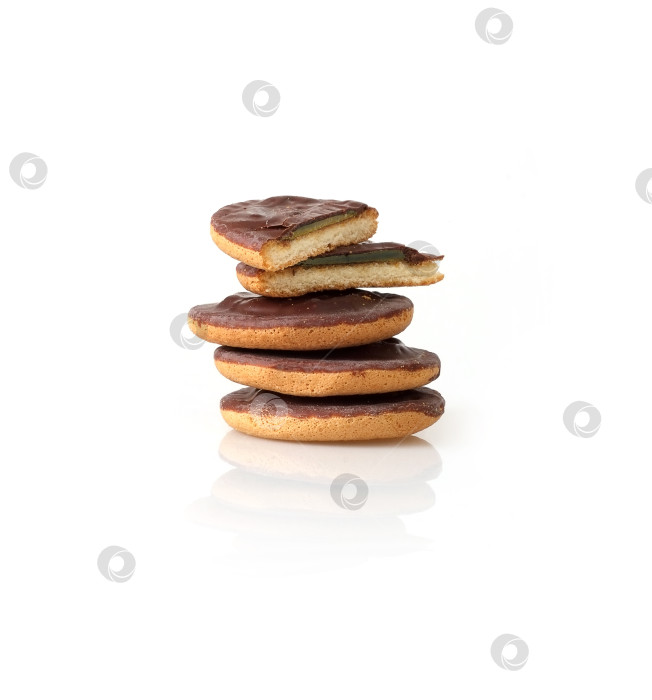 Скачать Круглое шоколадное печенье, выделенное на белом фоне фотосток Ozero