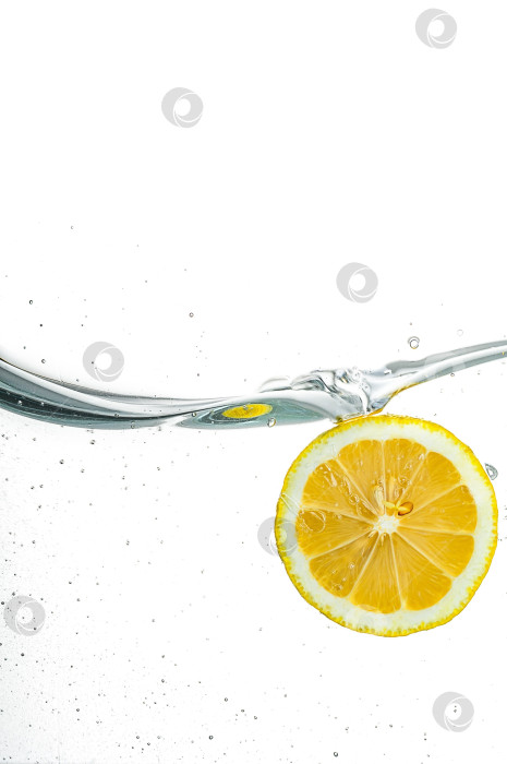 Скачать Лимон падает в воду с пузырьками (изолированный фон макета) фотосток Ozero