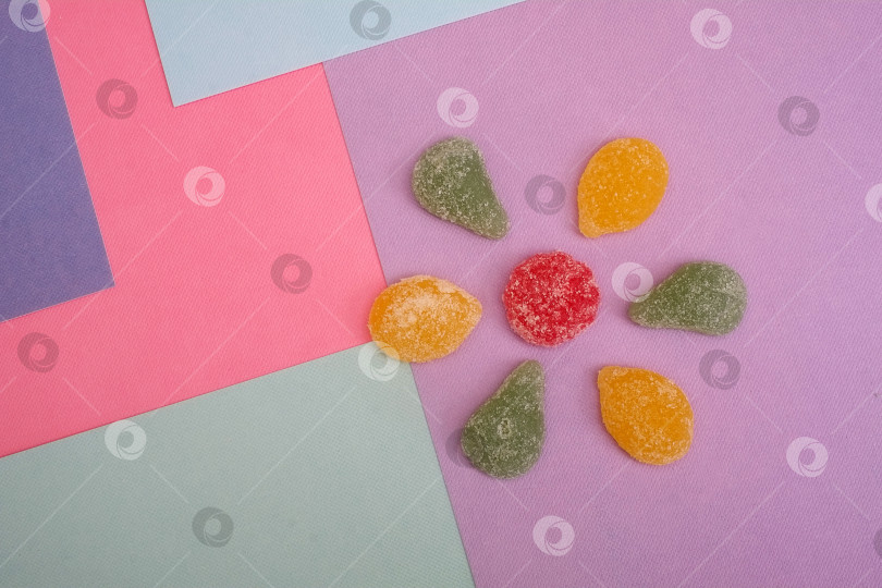 Скачать Композиция со сладостями из мармелада, выделенными на красочном фоне фотосток Ozero