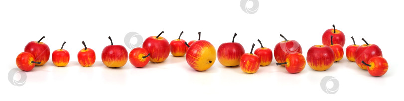 Скачать Рождественские игрушки в виде яблок, выделенные на белом фоне фотосток Ozero