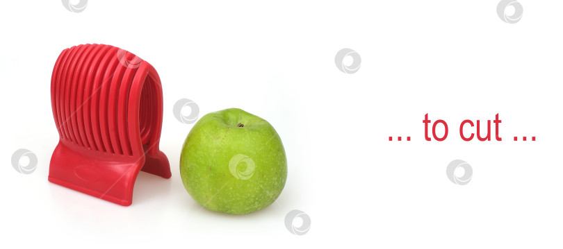 Скачать Спелое зеленое яблоко и красный слайсер, выделенные на белом фоне фотосток Ozero