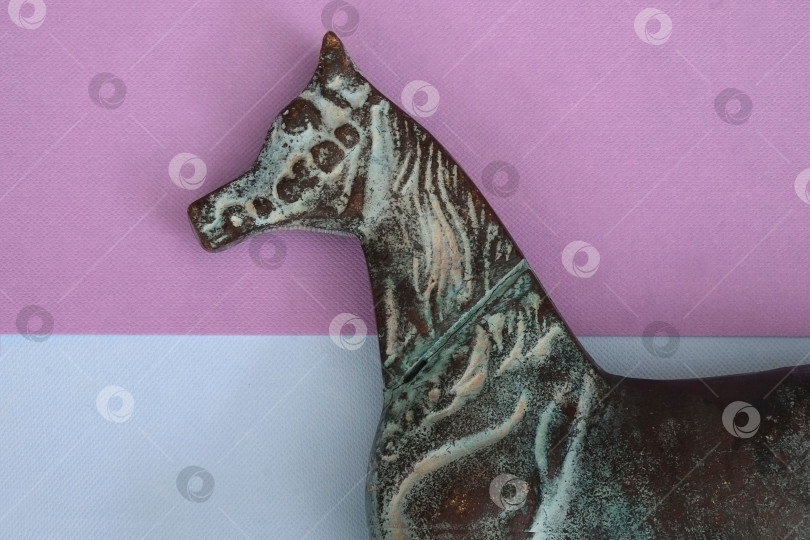 Скачать Композиция со статуэткой античного бронзового коня, выделенной на цветном фоне фотосток Ozero