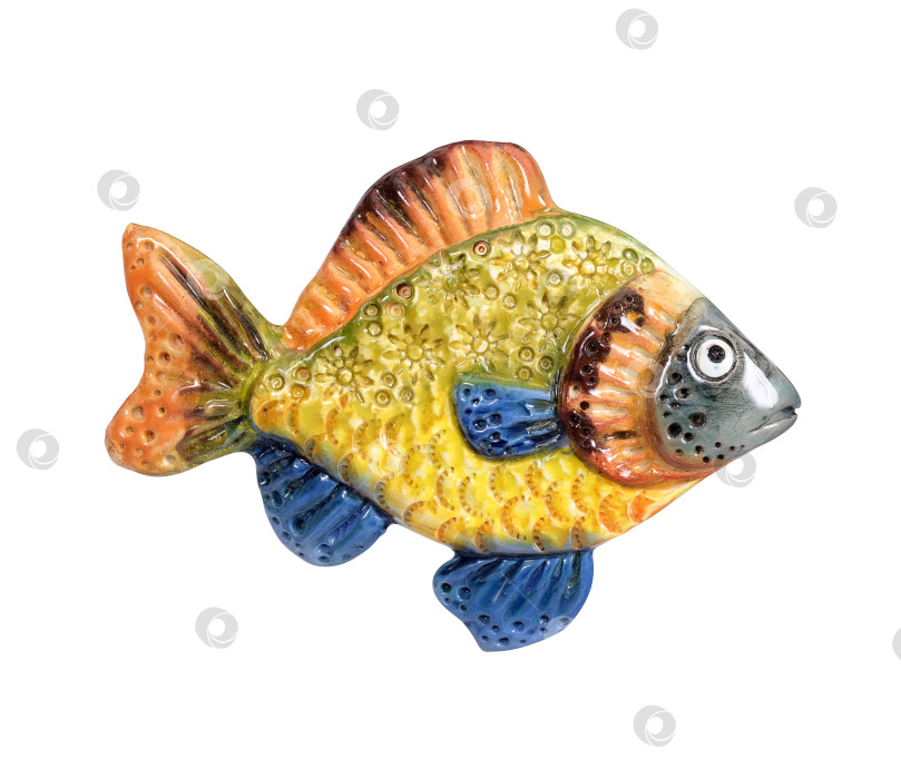 Скачать Забавная керамическая рыбка, выделенная на белом фоне. Элемент дизайна с контуром отсечения фотосток Ozero