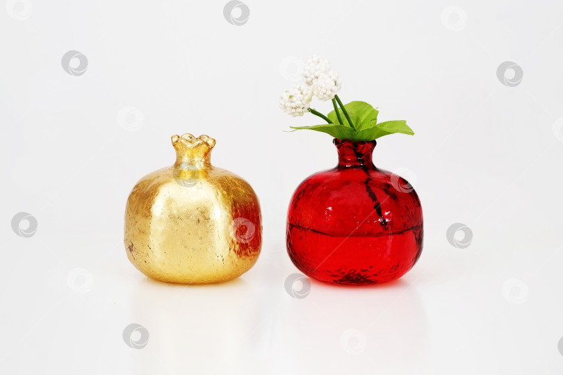 Скачать Красные и золотистые сосуды в форме фруктового граната для ароматов, выделенные на белом фоне фотосток Ozero