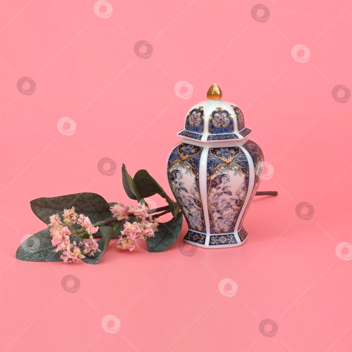 Скачать Классическая восточная ваза с веткой жасмина, выделенной на розовом (коралловом) фоне фотосток Ozero