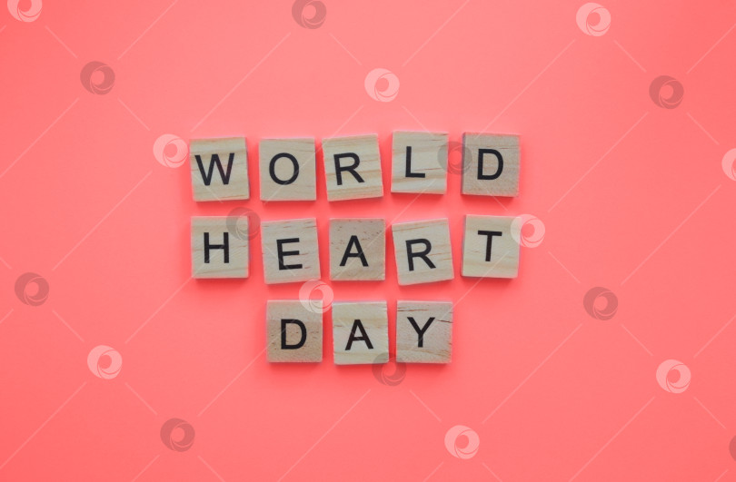 Скачать 29 сентября, Всемирный день сердца, минималистичный баннер с надписью деревянными буквами фотосток Ozero