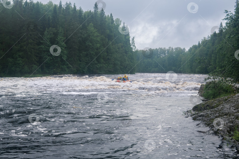 Скачать команда на плоту преодолевает пороги на реке Шуя фотосток Ozero