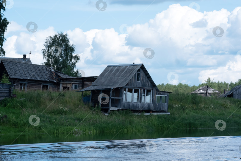 Стоковые фотографии по запросу Заброшенный деревенский дом