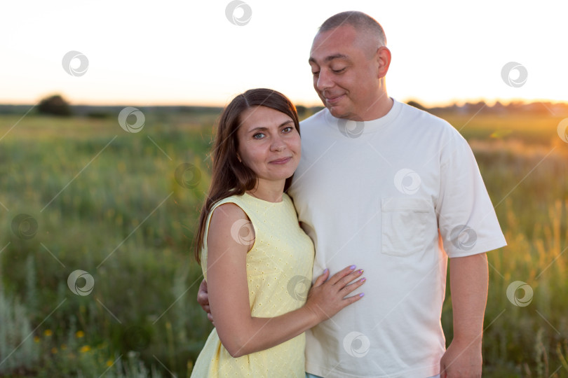 Скачать Мужчина и женщина влюблены, мужчина смотрит с улыбкой фотосток Ozero