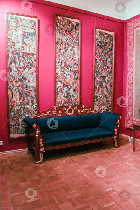 Скачать Диван в гостиной малинового цвета Гатчинского дворца. фотосток Ozero