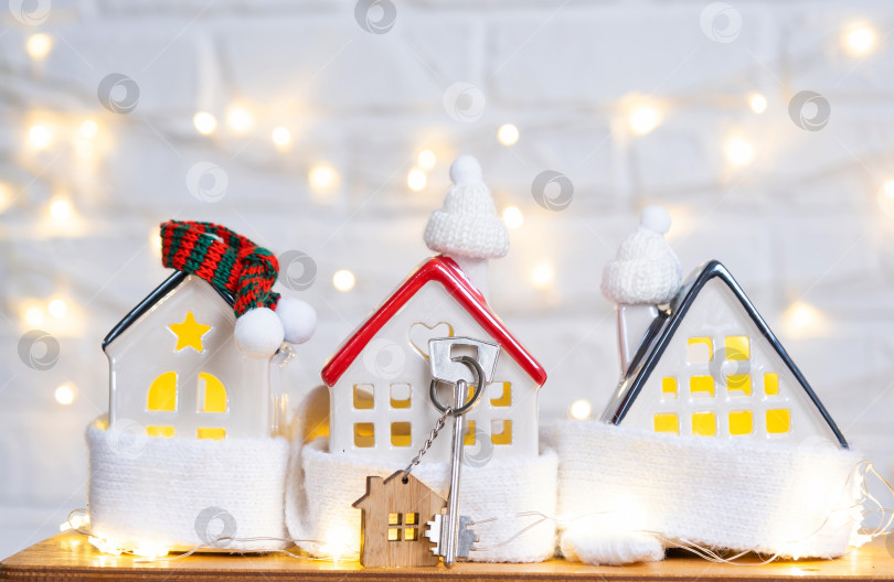 Скачать Ключ от дома с брелоком для ключей в уютном доме с рождественским декором. Подарок на Новый год, Рождество. Строительство, дизайн, проект, переезд в новый дом, ипотека, аренда и покупка недвижимости фотосток Ozero