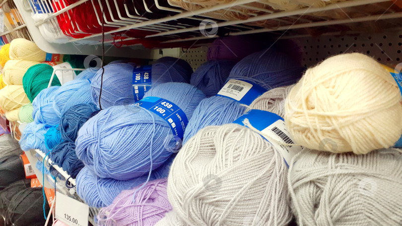 Скачать Продажа разноцветной пряжи для вязания в магазине рукоделия фотосток Ozero