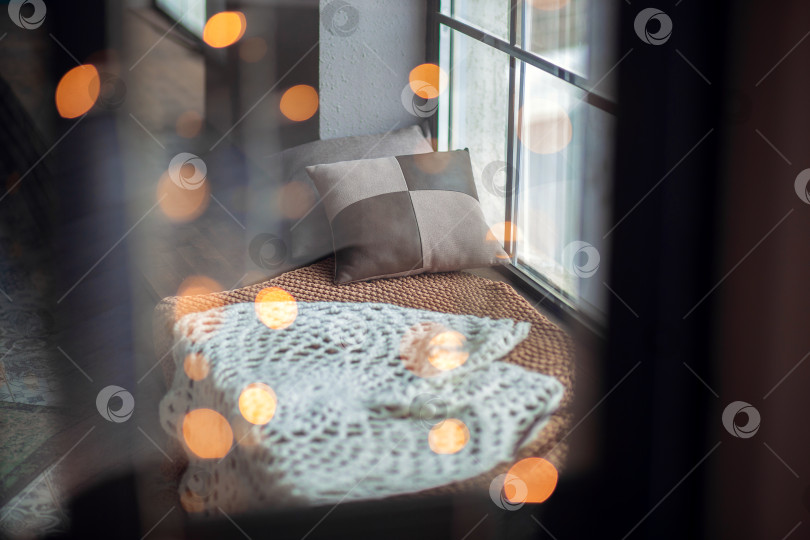 Скачать Зимнее окно. Теплое вязаное покрывало на подоконнике с подушками. Уютное местечко у окна фотосток Ozero