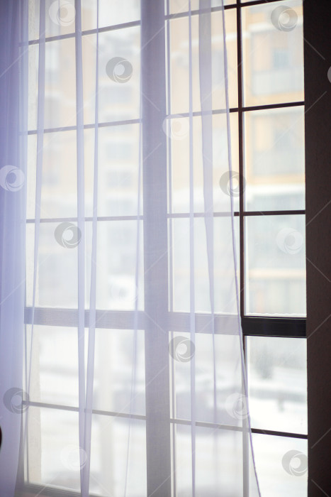 Скачать Большие панорамные окна, занавешенные белым тюлем фотосток Ozero