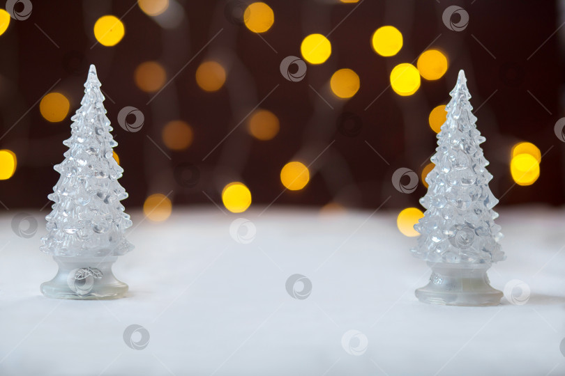 Скачать Две игрушечные новогодние елки на фоне костров. Боке фотосток Ozero