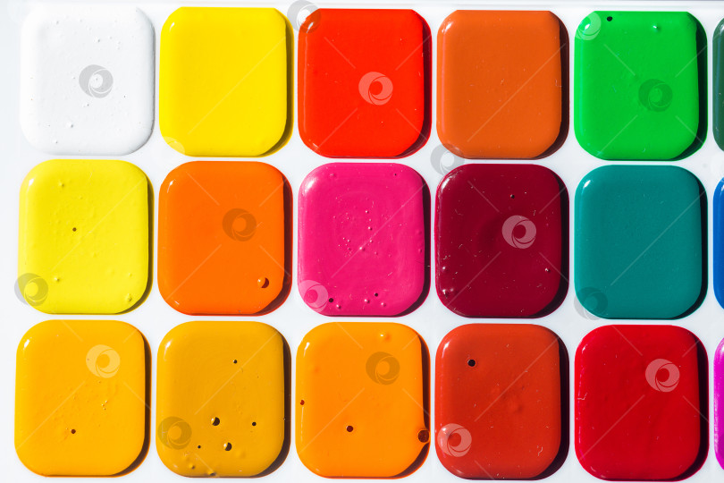 Скачать Разноцветные яркие акварельные краски крупным планом. Фон из красок фотосток Ozero