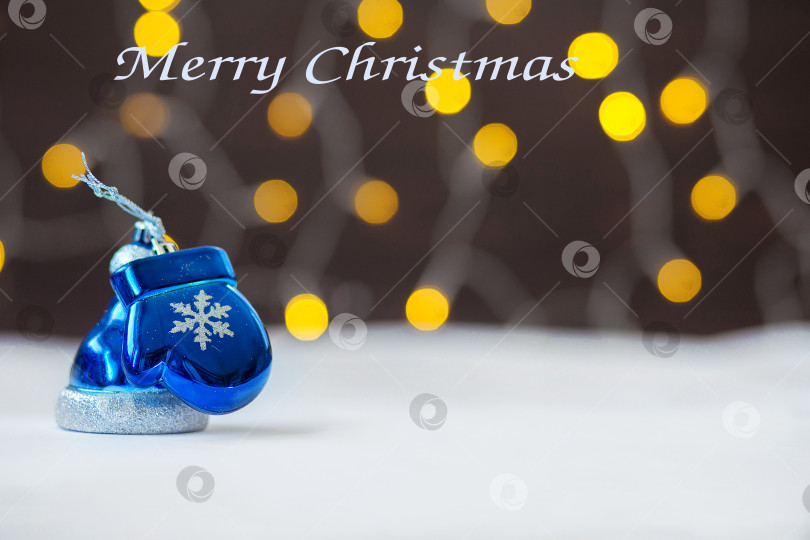 Скачать Рождественские елочные украшения, синяя шапочка и варежка на фоне желтых огней, Счастливого Рождества фотосток Ozero